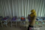 Perawat menggendong balita yang baru lahir di Ruangan Perinatologi Rumah Sakit Khusus Ibu dan Anak (RSKIA) Bandung, Jawa Barat, Jumat (21/2/2020). Badan Pusat Statistik memprediksi jumlah penduduk Indonesia pada 2045 mencapai 319 juta jiwa berdasarkan penelitian melalui proses perhitungan dengan metode ilmiah yang bisa dipertanggungjawabkan. ANTARA JABAR/Raisan Al Farisi/agr