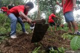 Warga dari sejumlah komunitas menanam pohon di gunung Klotok, Kelurahan Pojok, Kota Kediri, Jawa Timur, Sabtu (22/2/2020). Penanaman seribu bibit pohon berbagai jenis tersebut untuk melestarikan sumber air di wilayah sekitar. Antara Jatim/Prasetia Fauzani/zk