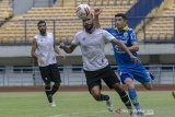 Pesepak bola Persib Bandung Ezteban Vizcarra (kanan) berebut bola dengan pesepak bola Persikabo 1973 Arthur Bonai (tengah) pada laga uji coba di Stadion Gelora Bandung Lautan Api, Bandung, Jawa Barat, Jumat (21/2/2020). Pada laga persahabatan tersebut Persib Bandung ditahan imbang oleh Persikabo 1973 dengan skor akhir 0-0. ANTARA JABAR/Novrian Arbi/agr