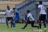 Pesepak bola Persib Bandung Ezteban Vizcarra (kedua kiri) berebut bola dengan pesepak bola Persikabo 1973 Arthur Bonai (kiri) pada laga uji coba di Stadion Gelora Bandung Lautan Api, Bandung, Jawa Barat, Jumat (21/2/2020). Pada laga persahabatan tersebut Persib Bandung ditahan imbang oleh Persikabo 1973 dengan skor akhir 0-0. ANTARA JABAR/Novrian Arbi/agr