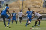 Pesepak bola Persib Bandung Frets Butuan (kedua kanan) berebut bola dengan pesepak bola Persikabo 1973 Guntur Triaji (kanan) pada laga uji coba di Stadion Gelora Bandung Lautan Api, Bandung, Jawa Barat, Jumat (21/2/2020). Pada laga persahabatan tersebut Persib Bandung ditahan imbang oleh Persikabo 1973 dengan skor akhir 0-0. ANTARA JABAR/Novrian Arbi/agr