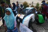 Warga mengamati purwarupa mobil Antasena FCH 2.0 yang dipamerkan saat hari bebas kendaraan bermotor di Jalan Darmo, Surabaya, Jawa Timur, Minggu (23/2/2020). Kegiatan itu untuk mengenalkan kepada masyarakat purwarupa mobil berbahan bakar hidrogen karya mahasiswa Institut Teknologi Sepuluh Nopember (ITS) Surabaya. Antara Jatim/Didik/Zk