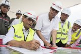 Menteri Perhubungan Budi Karya Sumadi (kedua kiri) berbincang dengan Dirut PT KCIC Chandra Dwiputra (ketiga kanan) dan Project Manager CREC Zhang Wei (kedua kanan) saat meninjau stasiun dan depo kereta cepat Jakarta-Bandung di Tegal Luar, Rancaekek, Kabupaten Bandung, Jawa Barat, Minggu (23/2/2020). Peninjauan tersebut untuk melihat langsung progres pembangunan proyek yang ditargetkan selesai akhir 2021. ANTARA JABAR/M Agung Rajasa/agr