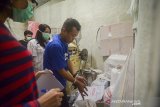 Seorang tersangka menunjukan sebuah ruangan produksi narkoba saat penggerebekan rumah terduga pabrik narkoba di Cingised, Bandung, Jawa Barat, Minggu (23/2/2020). Polda Jabar bersama BNN Provinsi Jawa Barat menangkap 6 orang tersangka serta menyegel 4 rumah yang diduga menjadi tempat produksi 2 juta butir narkoba berbentuk pil dan 600 ribu paket yang akan dikirim. ANTARA JABAR/Raisan Al Farisi/agr