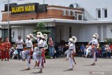 Pelajar menampilkan tarian saat Pentas Seni Budaya di halaman Balai Kota Madiun, Jawa Timur, Sabtu (22/2/2020). Pentas seni budaya yang diikuti ratusan pelajar SMP di Madiun tersebut mementaskan sejumlah seni tari dari berbagai daerah guna melestarikan seni tradisional. Antara Jatim/Siswowidodo/zk