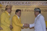 Wakil Gubernur Bali Tjokorda Oka Artha Ardana SukawatI (kanan) berbincang dengan Wakil Ketua Umum DPP Partai Golkar Roem Kono (tengah) dan Plt. Ketua DPD I Golkar Bali I Gde Sumarjaya Linggih (kiri) saat pembukaan Musyawarah Daerah (Musda) DPD Golkar Bali di Sanur, Denpasar, Bali, Senin (24/2/2020). Musyawarah Daerah tersebut membahas sejumlah agenda yang salah satunya adalah pemilihan Ketua DPD I Golkar Bali. ANTARA FOTO/Fikri Yusuf/nym