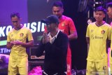 Pelatih Persik Kediri Joko Susilo (tengah) menyapa hadirin saat launching klub sepak bola Persik Kediri di Stadion Brawijaya, Kota Kediri, Jawa Timur, Minggu (23/2/2020) malam. Klub berjulukan Macan Putih tersebut siap berlaga pada kompetisi Liga 1 musim 2020. Antara Jatim/Prasetia Fauzani/zk