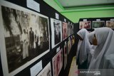 Pengunjung melihat foto-foto Kiai Bisri Syansuri saat pameran foto haul ke-42 di Pondok Pesantren Mambaul Maarif Denanyar, Jombang, Jawa Timur, Senin (24/2/2020). Pameran foto tersebut menceritakan perjalanan Kiai Bisri Syansuri semasa hidup, dan tahun ini keluarga Ponpes Mambaul Maarif mengusulkan pendiri Nahdlatul Ulama (NU) untuk menjadi pahlawan nasional ke Kemensos RI. Antara Jatim/Syaiful Arif/zk