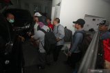 Sejumlah petugas Komisi Pemberantasan Korupsi (KPK) berjalan keluar dari kantor advokat Rakhmat Santoso and Partners di Jalan Prambanan, Surabaya, Jawa Timur, Selasa (25/2/2020). Aktifitas sejumlah penyidik KPK di kantor itu diduga terkait penyidikan kasus suap dan gratifikasi terkait dengan perkara di Mahkamah Agung (MA) yang melibatkan tersangka berinisial NHD.  Antara Jatim/Didik/Zk