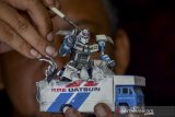 Perajin memodifikasi diecast menjadi robot di Guha Garage, Sadang Serang, Bandung, Jawa Barat, Selasa (25/2/2020). Jasa modifikasi diecast atau mainan berbahan dasar besi berdasarkan mobil aslinya tersebut diminati kolektor dari berbagai negara di Asia dan Australia dengan tarif Rp 300 ribu hingga Rp 1,2 juta tergantung tingkat kerumitannya. ANTARA JABAR/Raisan Al Farisi/agr