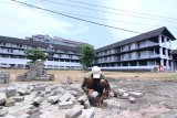 Pekerja menyelesaikan pembangunan Terminal Pariwisata Terpadu di, Banyuwangi, Jawa Timur, Selasa (25/2/2020). Pembangunan untuk mendukung sektor pariwisata itu, merupakan inovasi pemerintah daerah setempat dalam menyiapkan sarana transportasi wisata yang terintegrasi dengan hotel, pusat informasi, agen perjalanan dan pusat oleh-oleh dalam satu tempat. Antara Jatim/Budi Candra Setya/zk.