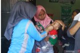 Petugas Posyandu memberikan vitamin A pada balita di Posyandu Bougenvile, Ngawi, Jawa Timur, Selasa (25/2/2020). Pemberian zat gizi mikro dari Kementerian Kesehatan berupa vitamin A bagi balita dan suplemen penambah darah bagi ibu hamil tersebut merupakan upaya pencegahan stunting sekaligus menurunkan angka kematian ibu/anak. Antara Jatim/Ari Bowo Sucipto/zk