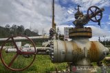 Pekerja memperbaiki sumur KRH 4-1 pada pemeliharaan Pembangkit Listrik Tenaga Panas bumi (PLTP) di  Pertamina Geothermal Energy (PGE) Area Karaha, Kabupaten Tasikmalaya, Jawa Barat, Selasa (25/2/2020). PGE melakukan pemeliharan rutin untuk meningkatkan performa kinerja PLTP Karaha Unit 1 berkapasitas 30 megawatt, dengan melibatkan pekerja organik PGE dan masyarakat sekitar sebagai bentuk pembinaan Community Development. ANTARA JABAR/Adeng Bustomi/agr