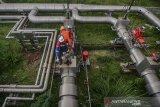 Pekerja mengisolasi upstream dan downstream control valve rock muffler pada pemeliharaan Pembangkit Listrik Tenaga Panas bumi (PLTP) di Pertamina Geothermal Energy (PGE) Area Karaha, Kabupaten Tasikmalaya, Jawa Barat, Selasa (25/2/2020). PGE melakukan pemeliharan rutin untuk meningkatkan performa kinerja PLTP Karaha Unit 1 berkapasitas 30 megawatt, dengan melibatkan pekerja organik PGE dan masyarakat sekitar sebagai bentuk pembinaan Community Development. ANTARA JABAR/Adeng Bustomi/agr