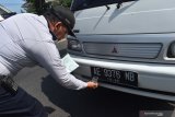 Petugas memeriksa kelengkapan kendaraan saat digelar Operasi Sadar Keselamatan dan Ketertiban Lalu Lintas dan Angkutan Jalan di Kabupaten Madiun, Jawa Timur, Selasa (25/2/2020). Operasi yang digelar Dinas Perhubungan Jawa Timur bersama tim gabungan dari Dinas Perhubungan Kabupaten Madiun, Polri dan Polisi Militer tersebut dimaksudkan untuk menekan angka pelanggaran dan kecelakaan lalu lintas. Antara Jatim/Siswowidodo/zk.