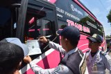 Petugas memeriksa kelengkapan kendaraan saat digelar Operasi Sadar Keselamatan dan Ketertiban Lalu Lintas dan Angkutan Jalan di Kabupaten Madiun, Jawa Timur, Selasa (25/2/2020). Operasi yang digelar Dinas Perhubungan Jawa Timur bersama tim gabungan dari Dinas Perhubungan Kabupaten Madiun, Polri dan Polisi Militer tersebut dimaksudkan untuk menekan angka pelanggaran dan kecelakaan lalu lintas. Antara Jatim/Siswowidodo/zk.