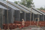 Pekerja menyelesaikan pembangunan perumahan bersubsidi di Indramayu, Jawa Barat, Selasa (25/2/2020). Bank Indonesia mencatat realisasi Fasilitas Likuiditas Pembiayaan Perumahan (FLPP) di Jawa Barat sepanjang tahun 2019 merupakan yang tertinggi senilai Rp1,52 Triliun guna membiayai 15.350 unit rumah. ANTARA JABAR/Dedhez Anggara/agr