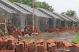 Pekerja menyelesaikan pembangunan perumahan bersubsidi di Indramayu, Jawa Barat, Selasa (25/2/2020). Bank Indonesia mencatat realisasi Fasilitas Likuiditas Pembiayaan Perumahan (FLPP) di Jawa Barat sepanjang tahun 2019 merupakan yang tertinggi senilai Rp1,52 Triliun guna membiayai 15.350 unit rumah. ANTARA JABAR/Dedhez Anggara/agr