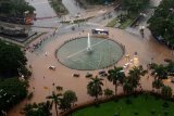 Suasana sejumlah kendaraan melintasi banjir yang menggenangi kawasan Bundaran Bank Indonesia di Jakarta Pusat, Selasa (25/2/2020) pagi. Hujan deras yang mengguyur Jakarta membuat sejumlah wilayah di Ibu Kota terendam banjir. ANTARA FOTO/Winda Wahyu Fariansih/nym.