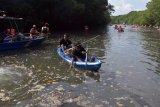 Sejumlah peserta menggunakan kano saat mengumpulkan sampah dalam kegiatan susur mangrove yang merupakan rangkaian peringatan HUT ke-232 Kota Denpasar di kawasan Pantai Batu Lumbang, Denpasar, Bali, Selasa (25/2/2020). Kegiatan yang digelar Dinas Perikanan Dan Ketahanan Pangan Kota Denpasar tersebut diikuti 100 orang untuk menjaga kelestarian hutan bakau dan habitat pantai dari pencemaran limbah terutama sampah plastik. ANTARA FOTO/Nyoman Hendra Wibowo/nym