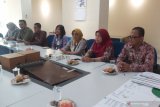 Suasana kunjungan perwakilan BPJS Kesehatan Jember, Pasuruan, Sidoarjo dan Gresik di Kantor LKBN Antara Biro Jawa Timur, Rabu (26/2/2020). Kunjungan tersebut dalam rangka menjalin silahturahmi dan membicarakan terkait perkembangan BPJS Kesehatan di sejumlah wilayah di Jawa Timur. Antara Jatim/Indra Setiawan/ZK