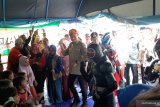 Mensos Juliari Batubara hibur anak-anak korban banjir di Pekalongan