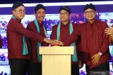 Bupati Ngawi, Budi Sulistyono (kanan) bersama Direktur Manajemen Resiko BNI, Osbal Saragi Rumahorbo (kiri), Direktur Jenderal Pembiayaan Infrastruktur Kementerian Pekerjaan Umum dan Perumahan Rakyat, Eko Djoeli Heripoerwanto (dua kanan) dan Direktur Utama Pusat Pengelolaan Dana Pembiayaan Perumahan (PPDPP), Arief Sabaruddin (dua kiri) menekan tombol ditandainya Akad Kredit Massal Kredit Pemilikan Rumah (KPR) Sejahtera BNI Fasilitas Likuiditas Pembiayaan Perumahan (FLPP) di Pendopo Kabupaten Ngawi, Jawa Timur, Rabu (26/2/2020). Kegiatan Akad Kredit Massal KPR Sejahtera BNI yang merupakan salah satu upaya untuk membantu Masyarakat Berpenghasilan Rendah (MBR) dalam memiliki rumah tersebut secara serentak diadakan di beberapa kota di Indonesia dengan jumlah rumah sebanyak 2.046 unit. Antara Jatim/Ari Bowo Sucipto/zk