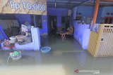 Warga berada di rumahnya yang terendam banjir di perumahan Artha Graha, Sindang, Indramayu, Jawa Barat, Rabu (26/2/2020). Banjir akibat hujan deras yang terjadi pada Minggu (23/2) lalu masih merendam puluhan rumah di daerah tersebut. ANTARA JABAR/Dedhez Anggara/agr