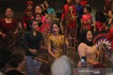 Sejumlah anak memainkan alat musik angklung di sanggar Saung Angklung Udjo, Kota Bandung, Jawa Barat, Rabu (26/2/2020). Pertunjukan angklung dengan melibatkan partisipasi aktif penonton tersebut bertujuan menghibur sekaligus memperkenalkan angklung sebagai alat musik bambu khas Jawa Barat kepada pengunjung dari sejumlah daerah. Foto Antaranews Kalsel/Bayu Pratama S.