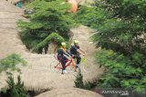 Pengunjung menikmati wahana di Wisata Alam The Lodge Maribaya, Lembang, Kabupaten Bandung Barat, Jawa Barat, Rabu (26/2/2020). Wisata Alam The Lodge Maribaya tersebut menawarkan berbagai wahana swafoto dengan latar belakang pemandangan alam. Foto Antaranews Kalsel/Bayu Pratama S.