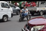 Seorang warga negara asing mengendarai kursi roda elektrik tanpa menggunakan helm, di Denpasar, Bali, Rabu (26/2/2020). Dinas Pariwisata Provinsi Bali sebelumnya telah meminta pihak kepolisian menertibkan warga asing yang ugal-ugalan di jalan dan melakukan pelanggaran lalu lintas. ANTARA FOTO/Nyoman Hendra Wibowo/nym.
