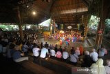 Sejumlah anak memainkan alat musik angklung di sanggar Saung Angklung Udjo, Kota Bandung, Jawa Barat, Rabu (26/2/2020). Pertunjukan angklung dengan melibatkan partisipasi aktif penonton tersebut bertujuan menghibur sekaligus memperkenalkan angklung sebagai alat musik bambu khas Jawa Barat kepada pengunjung dari sejumlah daerah. Foto Antaranews Kalsel/Bayu Pratama S.