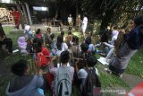 Pengunjung dan anakcanak belajar memainkan alat musik angklung di sanggar Saung Angklung Udjo, Kota Bandung, Jawa Barat, Rabu (26/2/2020). Pertunjukan angklung dengan melibatkan partisipasi aktif penonton tersebut bertujuan menghibur sekaligus memperkenalkan angklung sebagai alat musik bambu khas Jawa Barat kepada pengunjung dari sejumlah daerah. Foto Antaranews Kalsel/Bayu Pratama S.