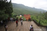 Pengunjung berfoto dengan latar belakngan pemandangan di Wisata Alam The Lodge Maribaya, Lembang, Kabupaten Bandung Barat, Jawa Barat, Rabu (26/2/2020). Wisata Alam The Lodge Maribaya tersebut menawarkan berbagai wahana swafoto dengan latar belakang pemandangan alam. Foto Antaranews Kalsel/Bayu Pratama S.