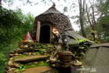 Miniatur rumah di Wisata Alam The Lodge Maribaya, Lembang, Kabupaten Bandung Barat, Jawa Barat, Rabu (26/2/2020). Wisata Alam Thr Lodge Maribaya tersebut menawarkan berbagai wahana swafoto dengan latar belakang pemandangan alam. Foto Antaranews Kalsel/Bayu Pratama S.