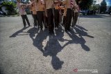 Sejumlah siswa tunanetra SLBN A Kota Bandung mengikuti pembukaan Orientasi dan Mobilitas siswa tunanetra di Kantor Dinas Sosial Provinsi Jabar di Cimahi, Jawa Barat, Rabu (26/2/2020). Orientasi dan mobilitas siswa tunanetra yang termasuk dalam rangkaian Latihan Kepemimpinan Siswa (LKS) tersebut ditujukan untuk membentuk karakter, mental dan interaksi sosial bagi siswa tunanetra agar dapat berbaur dengan masyarakat pada umumnya. ANTARA JABAR/Raisan Al Farisi/agr