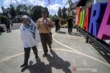 Seorang pendamping awas menuntun siswa tunanetra SLBN A Kota Bandung saat Orientasi dan Mobilitas siswa tunanetra di Kantor Dinas Sosial Provinsi Jabar di Cimahi, Jawa Barat, Rabu (26/2/2020). Orientasi dan mobilitas siswa tunanetra yang termasuk dalam rangkaian Latihan Kepemimpinan Siswa (LKS) tersebut ditujukan untuk membentuk karakter, mental dan interaksi sosial bagi siswa tunanetra agar dapat berbaur dengan masyarakat pada umumnya. ANTARA JABAR/Raisan Al Farisi/agr