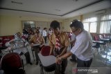 Seorang pendamping awas membantu siswa tunanetra SLBN A Kota Bandung untuk menduduki kursi saat Orientasi dan Mobilitas siswa tunanetra di Kantor Dinas Sosial Provinsi Jabar di Cimahi, Jawa Barat, Rabu (26/2/2020). Orientasi dan mobilitas siswa tunanetra yang termasuk dalam rangkaian Latihan Kepemimpinan Siswa (LKS) tersebut ditujukan untuk membentuk karakter, mental dan interaksi sosial bagi siswa tunanetra agar dapat berbaur dengan masyarakat pada umumnya. ANTARA JABAR/Raisan Al Farisi/agr