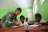 Prajurit TNI mengajar calistung siswa SD di perbatasan RI-PNG