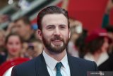 Chris Evans bintangi film musikal bareng Scarlett Johansson