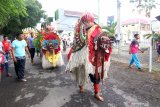 Barong osing mengikuti arak-arakan pengantin di Sobo, Banyuwangi, Jawa Timur, Rabu (26/2/2020). Mengarak pengantin dengan diiringi kesenian lokal seperti barong osing, pitik-pitikan dan musik tradisional itu, merupakan tradisi turun-temurun yang masih dilestarikan masyarakat Banyuwangi. Antara Jatim/Budi Candra Setya/zk