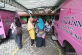 Peserta pemeriksaan Inspeksi Visual Asam Asetat (IVA) menunggu giliran panggilan petugas di klinik Yayasan Kanker Indonesia (YKI), Kota Kediri, Jawa Timur, Kamis (27/2/2020). Sedikitnya 150 orang diperiksa secara gratis menggunakan fasilitas mobil unit deteksi dini kanker guna memerangi kanker leher rahim. Antara Jatim/Prasetia Fauzani/zk