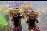 Dua seniman menampilkan tari barong kreasi dalam malam gelar apresiasi budaya yaitu rangkaian HUT ke-232 Kota Denpasar, Bali, Kamis (27/2/2020). Kegiatan tersebut melibatkan ratusan seniman dan musisi Bali yang dikemas dalam pagelaran seni budaya. ANTARA FOTO/Nyoman Hendra Wibowo/nym.