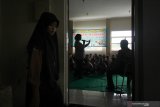 Polisi Wanita (Polwan) Sat Binmas Polrestabes Surabaya melaksanakan kegiatan penyuluhan kepada pelajar dengan materi kenakalan remaja dan antisipasi kelompok geng di SMPN 44 Surabaya, Jawa Timur, Kamis (27/2/2020). Kegiatan itu bertujuan untuk menumbuhkan rasa peduli dan paham akan hukum sejak usia dini serta meniadakan gangguan kamtibmas utamanya kelompok geng yang sedang marak di kalangan remaja. Antara Jatim/Didik/Zk