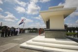 Warga Negara belanda berziarah di Ereveld (Makam Kehormatan) Kembang Kuning, Surabaya, Jawa Timur, Kamis (27/2/2020). Ziarah itu untuk menghormati prajurit Angkatan Laut yang gugur dalam pertempuran Perang Dunia II melawan tentara Jepang di Laut Jawa pada 27 Februari 1942. Antara Jatim/Didik/Zk