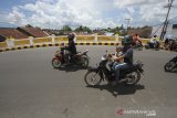 Pengendara melintas di jembatan Sungai Lulut, Banjarmasin, Kalimantan Selatan, Kamis (27/2/2020). Pemerintah Provinsi Kalimantan Selatan melalui Dinas PUPR Provinsi Kalsel melakukan peresmian tiga jembatan yang merupakan salah satu akses menuju acara Haul Guru Sekumpul ke-15 yaitu jembatan sungai Gardu, jembatan Sungai Gardu 2 dan jembatan Sungai Lulut. Foto Antaranews Kalsel/Bayu Pratama S.