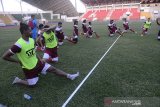 Pesepakbola Persiraja, mengikuti latihan fisik pada hari terakhir jelang pertandingan Liga 1 di stadion Harapan Bangsa , Banda Aceh, Kamis (27/2/2020). Latihan terakhir Persiraja yang diperkuat empat pemain asing, dua dari Brazil dan masing-masing satu pemain dari Lebanon dan Inggris itu fokus pada pemantapan dan kesiapan menghadapi Bhayangkara FC pada kompetisi Liga 1 yang dijadwalkan berlangsung, Sabtu (29/2/2020) di Stadion Harapan Bangsa, Banda Aceh. Antara Aceh/Ampelsa.