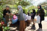 Barista menerima sampah plastik yang ditukarkan dengan kopi di Kampus Unair Banyuwangi, Jawa Timur, Kamis (27/2/2020). Ngopi bayar sampah yang digelar di area kampus oleh mobile cafe itu, selain diharapkan mengedukasi mahasiswa agar tidak membuang sampah sembarangan juga mengenalkan nilai ekonomi dari hasil pengolahan sampah. Antara Jatim/Budi Candra Setya/zk