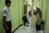 Perawat mendampingi anak belajar dan bermain saat terapi kesehatan jiwa di Klinik Keswara Rumah Sakit Jiwa (RSJ)  Provinsi Jawa Barat, Cisarua, Kabupaten Bandung Barat, Jawa Barat, Kamis (27/2/2020). Sedikitnya tiga hingga delapan orang remaja dan anak perharinya mendapatkan penanganan dan terapi di RSJ tersebut akibat gangguan atau masalah kejiwaan karena autisme, depresi maupun kecanduan terhadap penggunaan gawai yang menyebabkan berkurangnya kemampuan berbicara dan berinteraksi sosial. ANTARA JABAR/Novrian Arbi/agr