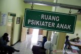 Sejumlah pasien remaja dan anak menunggu untuk konsultasi di Klinik Keswara Rumah Sakit Jiwa (RSJ)  Provinsi Jawa Barat, Cisarua, Kabupaten Bandung Barat, Jawa Barat, Kamis (27/2/2020). Sedikitnya tiga hingga delapan orang remaja dan anak perharinya mendapatkan penanganan dan terapi di RSJ tersebut akibat gangguan atau masalah kejiwaan karena autisme, depresi maupun kecanduan terhadap penggunaan gawai yang menyebabkan berkurangnya kemampuan berbicara dan berinteraksi sosial. ANTARA JABAR/Novrian Arbi/agr